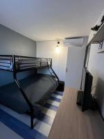 乐巴凯尔斯Maison au bord de l&#39;etang的一间小房间,配有双层床和电视