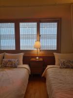 Hanok stay Mokhyang客房内的一张或多张床位