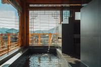庆州Hanok Stay Seowa的浴缸,享有城市美景