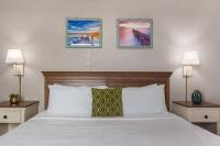 默特尔比奇Wake Up to the Waves! Oceanview, Dogs Ok! 1638的一间卧室配有一张床、两个床头柜和两盏灯。