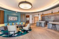 Cambria Hotel LAX的休息区
