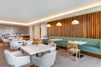 Cambria Hotel LAX的休息区