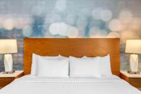 Cambria Hotel LAX客房内的一张或多张床位