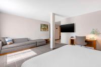 Cambria Hotel LAX的电视和/或娱乐中心