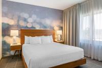 Cambria Hotel LAX客房内的一张或多张床位
