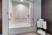 Cambria Hotel LAX的一间浴室