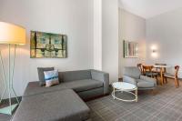 Cambria Hotel LAX的休息区