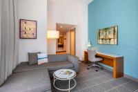 Cambria Hotel LAX的休息区