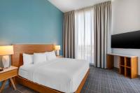 Cambria Hotel LAX客房内的一张或多张床位
