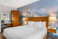 Cambria Hotel LAX客房内的一张或多张床位