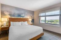 Cambria Hotel LAX客房内的一张或多张床位