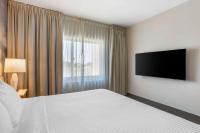 Cambria Hotel LAX的电视和/或娱乐中心