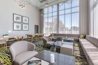 Cambria Hotel LAX的休息区