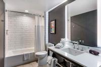 Cambria Hotel LAX的一间浴室