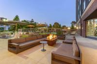 Cambria Hotel LAX的休息区
