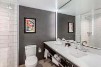 Cambria Hotel LAX的一间浴室