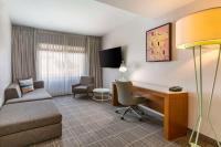 Cambria Hotel LAX的电视和/或娱乐中心