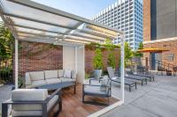 Cambria Hotel LAX的休息区