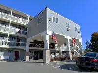 巴港Atlantic Eyrie Lodge的停在建筑物前的汽车