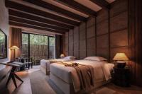Rong Unique Hotel-Banyan Lake Scenery客房内的一张或多张床位