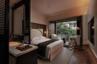 Rong Unique Hotel-Banyan Lake Scenery客房内的一张或多张床位