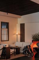 Rong Unique Hotel-Banyan Lake Scenery的休息区