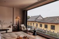 Rong Unique Hotel-Banyan Lake Scenery的休息区