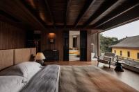 Rong Unique Hotel-Banyan Lake Scenery客房内的一张或多张床位