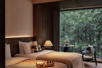 Rong Unique Hotel-Banyan Lake Scenery客房内的一张或多张床位