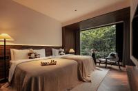Rong Unique Hotel-Banyan Lake Scenery客房内的一张或多张床位