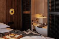 Rong Unique Hotel-Banyan Lake Scenery客房内的一张或多张床位
