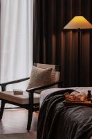 Rong Unique Hotel-Banyan Lake Scenery的休息区