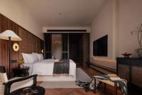 Rong Unique Hotel-Banyan Lake Scenery的电视和/或娱乐中心