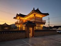 庆州Hanok Stay Seowa的停车场内有门的建筑物