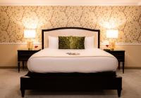 The Pathmaker Hotel客房内的一张或多张床位