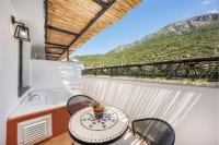 厄吕代尼兹Ölüdeniz Blu Luxury Unique Hotel - Adults-Only的阳台上的桌子和椅子，可以欣赏美景