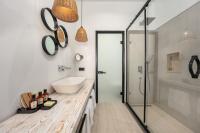厄吕代尼兹Ölüdeniz Blu Luxury Unique Hotel - Adults-Only的带水槽和淋浴的浴室