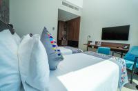 Sofia Colombo City Hotel的电视和/或娱乐中心