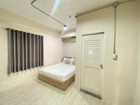 素叻ซับรูมโฮเทล Subroom Hotel的一间带床、窗户和门的卧室