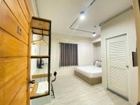 素叻ซับรูมโฮเทล Subroom Hotel的一间设有床铺的房间和通往卧室的门