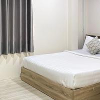 素叻ซับรูมโฮเทล Subroom Hotel的一间卧室配有一张带白色床垫的床