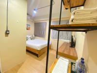 素叻ซับรูมโฮเทล Subroom Hotel的一间卧室配有一张双层床和一张双层床。