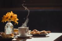 梅加克瑞奥Evora Luxury Suites的茶几,咖啡杯,花瓶