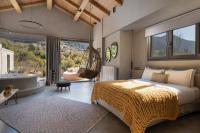 梅加克瑞奥Evora Luxury Suites的一间卧室配有一张床、吊床和浴缸