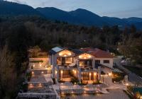 梅加克瑞奥Evora Luxury Suites的以群山为背景的房屋鸟瞰图