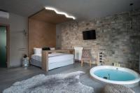 Evora Luxury Suites的电视和&#47;或娱乐中心