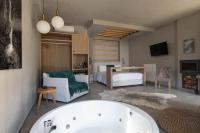 Evora Luxury Suites的电视和&#47;或娱乐中心