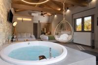 Evora Luxury Suites的电视和&#47;或娱乐中心