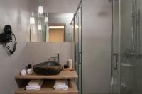 Evora Luxury Suites的一间浴室