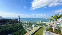 南芭堤雅unixx seaview hotel的棕榈树城市美景公寓